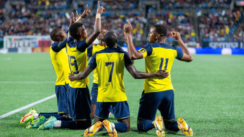 Los jugadores ecuatorianos festejan uno de los goles ante México, en Estados Unidos, el 27 de octubre de 2021.