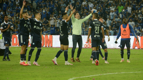 Jugadores de Emelec, celebrando su victoria ante Barcelona, en el Estadio Capwell, en Guayaquil, el 24 de octubre de 2021.