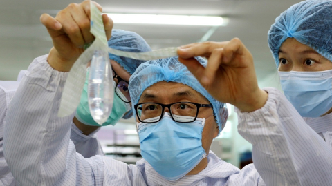 John Tang Ing Ching inspecciona el preservativo unisex en la fábrica de Sibu, Malasia.