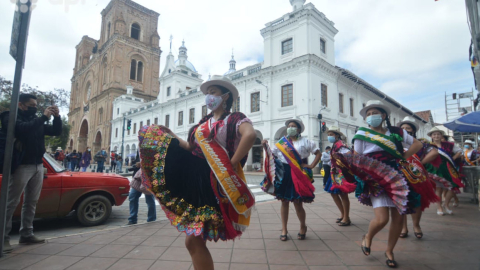 Cholas cuencanas durante un evento promocional de las Fiestas de Cuenca, el 27 de octubre de 2021.