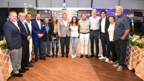 Leylah Fernández (medio), durante una homenaje que recibió en Guayaquil, el jueves 28 de octubre de 2021.