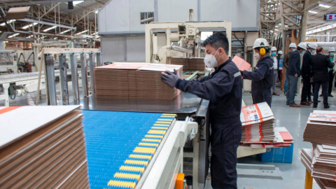 Obreros trabajan en la planta industrial de la empresa Cartopel, en Cuenca, el 5 de agosto de 2021.