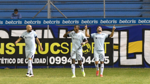 Los jugadores de Universidad Católica festejan un gol ante Delfín, en el estadio Jocay, el 29 de octubre de 2021.