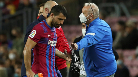 El delantero Sergio Agüero abandona el campo de juego el sábado 30 de octubre, en el Camp Nou.