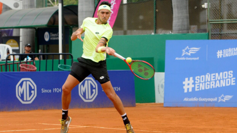 Alejandro Tabilo en acción durante el partido ante Jaume Munar, en el Challenger de Guayaquil, el 2 de noviembre de 2021.