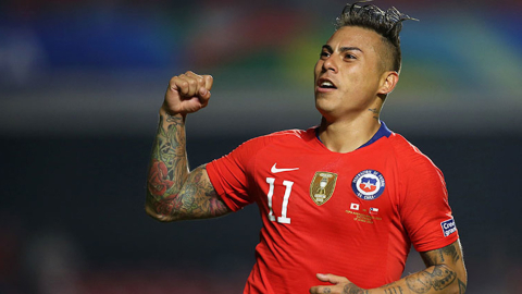 El delantero Eduardo Vargas festeja un gol anotado con la selección de Chile.