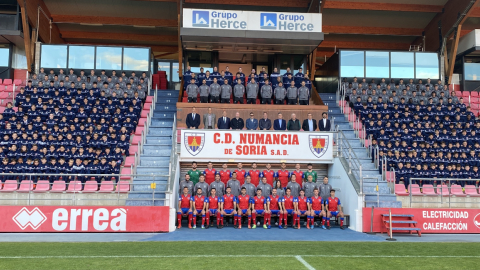 Directivos, cuerpo técnico y futbolistas del Numancia se toman la foto de la temporada 2021-2022, el 25 de octubre, en el estadio Los Pajaritos.