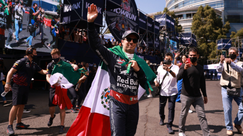 El piloto de Red Bull, Sergio 'Checo' Pérez, saluda a los aficionados locales en el Paseo de la Reforma, previo al GP de México.