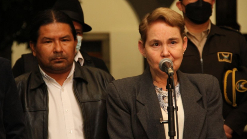 La ministra de Gobierno, Alexandra Vela, junto a Marlon Santi, coordinador nacional de Pachakutik.