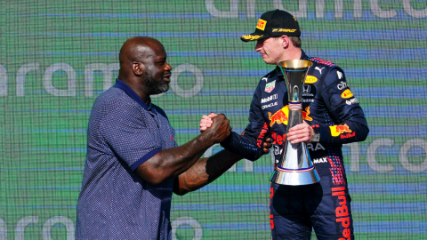 El exjugador de la NBA Shaquille O'Neal le entrega el trofeo de ganador al piloto holandés Max Verstappen de Red Bull Racing, en el Gran Premio de Fórmula 1 de Estados Unidos, el 24 de octubre de 2021.