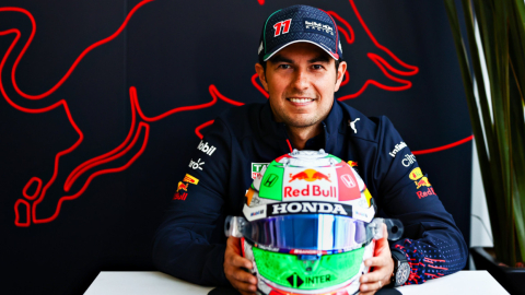 El piloto de Red Bull, Sergio 'Checo' Pérez, posa junto al caso que usará en el GP de México.