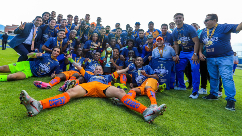 Jugadores del Libertad, celebrando el título de la Segunda Categoría, en el Estadio Reina del Cisne, en Loja, el 6 de noviembre de 2021. 