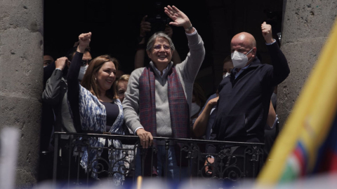 El presidente Guillermo Lasso saluda sus simpatizantes desde el balcón del Palacio de Carondelet, 20 de octubre de 2021.