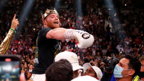 Canelo Alvarez, de México, celebra después de derrotar a Caleb Plant, de Estados Unidos, en la pelea por el título del campeonato mundial de peso súper mediano en el MGM en Las Vegas, el 06 de noviembre de 2021.