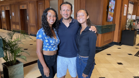 Las tenistas Leylah y Bianca Fernández junto a su padre, el guayaquileño, Jorge Fernández. Guayaquil, 29 de octubre de 2021.