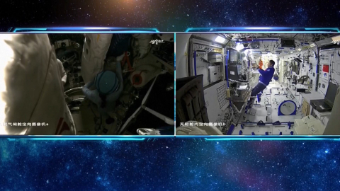 Dos astronautas chinos completan su primera misión fuera de la estación espacial, el 8 de noviembre de 2021.
