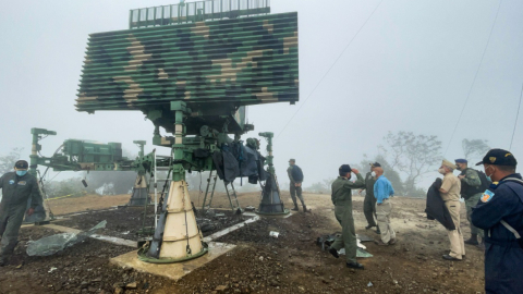 El ministro de Defensa, Luis Hernández, visitó la estación radar del Cerro Montecristi para constatar los daños por una explosión. Montecristi, 8 de noviembre de 2021.