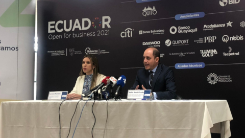 La viceministra de Promoción de Exportación e Inversiones, Lorena Konanz; y el ministro de Producción, Julio José Prado, en una rueda de prensa, el 9 de noviembre de 2021.