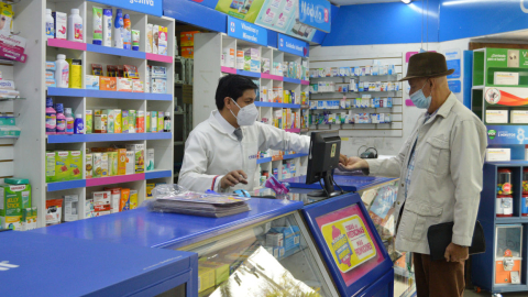 Un hombre compra medicamentos en una farmacia en Cuenca, el 19 de mayo de 2021. 