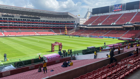 Vista de la cancha del Estadio Rodrigo Paz, en Quito, antes del partido de Ecuador ante Venezuela, el 11 de noviembre de 2021. 