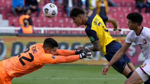 Piero Hincapié, durante el partido de Ecuador ante Venezuela, en el Estadio Rodrigo Paz, en Quito, el 11 de noviembre de 2021. 