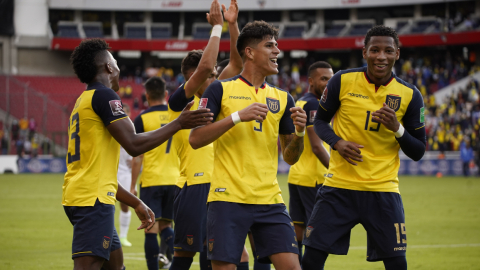 Piero Hincapié y Gonzalo Plata festejan el gol de Ecuador ante Venezuela, en Quito, el 12 de noviembre de 2021.