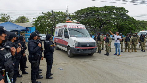 Policías y militares ven salir a una ambulancia de la Penitenciaría del Litoral, el 13 de noviembre de 2021.