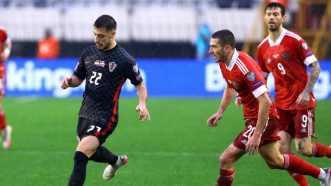 Josip Juranovic, de Croacia, disputa un balón en el partido ante Rusia, el domingo 14 de noviembre de 2021.