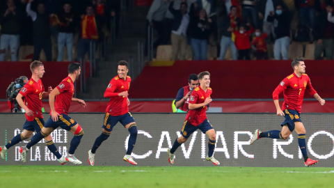 Los jugadores de España festejan un gol ante Suecia, en Sevilla, el 14 de noviembre de 2021. 