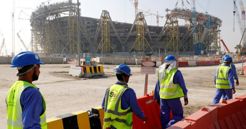 Trabajadores durante la construcción de los estadios para el Mundial 2022