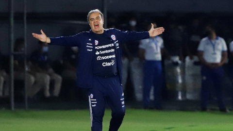 El entrenador de Martín Lasarte reacciona durante el partido de las Eliminatorias sudamericanas entre Paraguay y Chile en el estadio Defensores del Chaco.