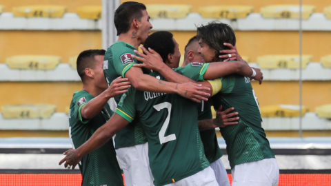 Los jugadores de Bolivia festejan uno de los goles ante Uruguay, el martes 16 de noviembre, en el estadio Hernando Siles de La Paz, por las Eliminatorias al Mundial de Catar.