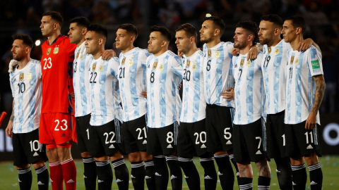 Los jugadores argentinos formados antes de iniciar el partido contra Brasil, en San Juan, el 16 de noviembre de 2021.