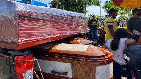 Familiares de los presos asesinados en la masacre de 2021 esperan en los exteriores de la morgue de Guayaquil el jueves 30 de septiembre de 2021.