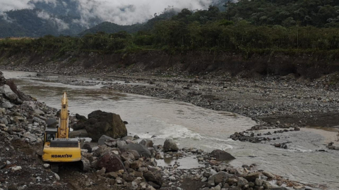 Una retroexcavadora de Celec realiza el retiro de sedimentos en el río Coca, en Napo, el 17 de noviembre de 2021.