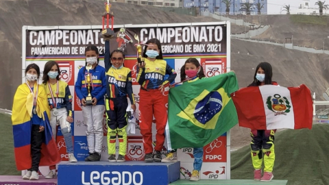 Antonella Puyo, levantando el trofeo de campeona en el Panamericano de BMX, en Lima, el 13 de noviembre de 2021.