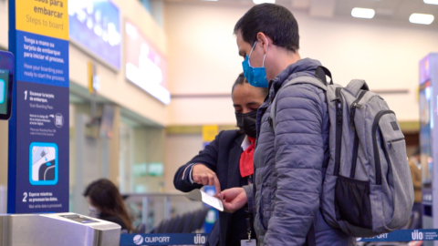 Un viajero en el Aeropuerto Internacional Mariscal Sucre, en agosto de 2021.