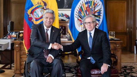 El expresidente ecuatoriano, Lenín Moreno, junto al secretario general de la OEA, Luis Almagro, el 18 de noviembre de 2021.