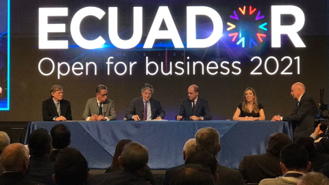 El presidente Guillermo Lasso firma dos contratos de inversión en el sector minero en el foro Ecuador Open for Business, el 19 de noviembre de 2021.