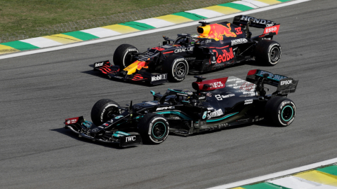 Lewis Hamilton, del Mercedes, y Max Verstappen, del Red Bull, durante el Gran Premio de Brasil, en Sao Paulo, el 14 de noviembre de 2021. 