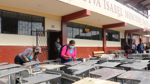 Padres de familia y docentes de la Unidad Educativa Isabel Moscoso Dávila participan en una minga previa al regreso a clases presenciales, el viernes 19 de noviembre de 2021.