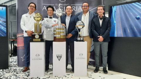 Directivos de Liga de Quito y Mazda, durante la presentación del Tour de Copas, en Quito, el 19 de noviembre de 2021. 