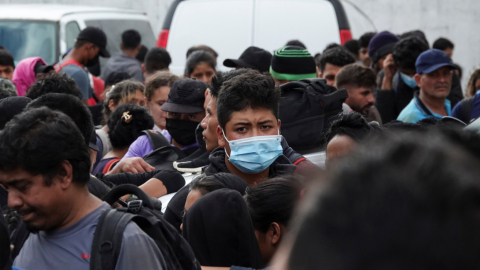 Migrantes fueron interceptados por autoridades mexicanas en una vía en el estado de Veracruz, el 18 de noviembre de 2021.