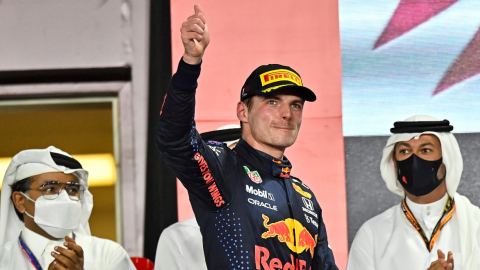 El piloto Max Verstappen (Red Bull) sube al podio tras conseguir el segundo lugar en el Gran Premio Catar, el 21 de noviembre de 2021.