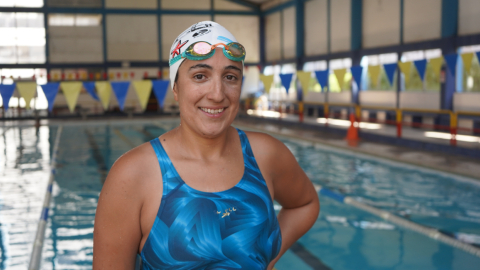 La nadadora de aguas abiertas, Sara Palacios, posa en la piscina de la Concentración Deportiva de Pichincha.