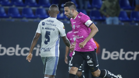 Cristhian Pellerano, de Independiente, celebra un gol ante Emelec, en Sangolquí, el sábado 20 de noviembre de 2021.