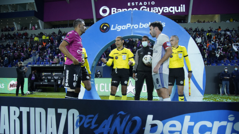 Cristian Pellerano y Sebastián Rodríguez, capitanes de Independiente del Valle y Emelec, antes del partido que se jugó el sábado 20 de noviembre de 2021. Ambos equipos jugarán las finales de 2021.