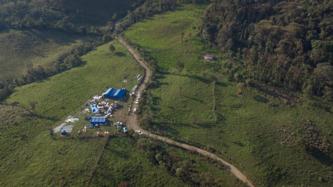 Una vista panorámica de un campamento temporal en la concesión Imba 1, de la empresa Hanrine, en agosto de 2021.