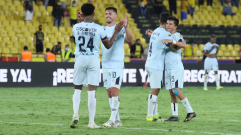 Los jugadores de Universidad Católica se abrazan en el estadio Banco Pichincha, en Guayaquil, el 20 de noviembre de 2020.