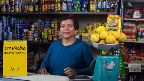 Imagen referencial. Una mujer en un corresponsal no bancario de Banco Pichincha.